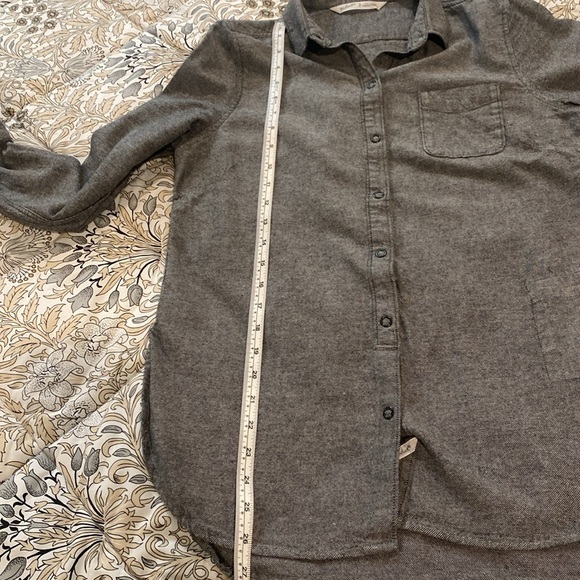 EUC, ladies grey snap front shirt. Size small - Picture 5 of 6